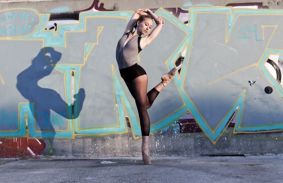 Bailarina sobre un fondo de graffiti