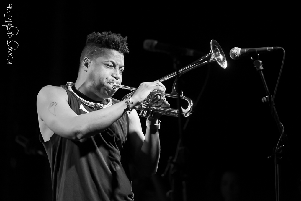 Christian Scott tocando su trompeta en los festivales de jazz de Almuñécar