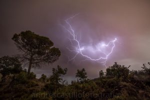 Rayos de tormenta sobre el parque natural de la Sierra de Huétor