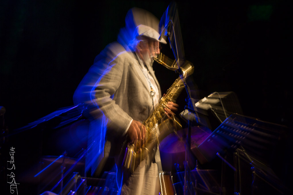 Saxofonista durante la actuación en un festival