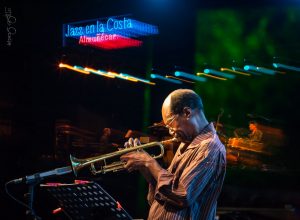 Trompetista durante el concierto de Jazz en la Costa