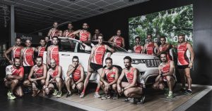 Grupo de deportistas de Polisalud I Move, Grupos de atletas posando junto a un coche de un concesionario
